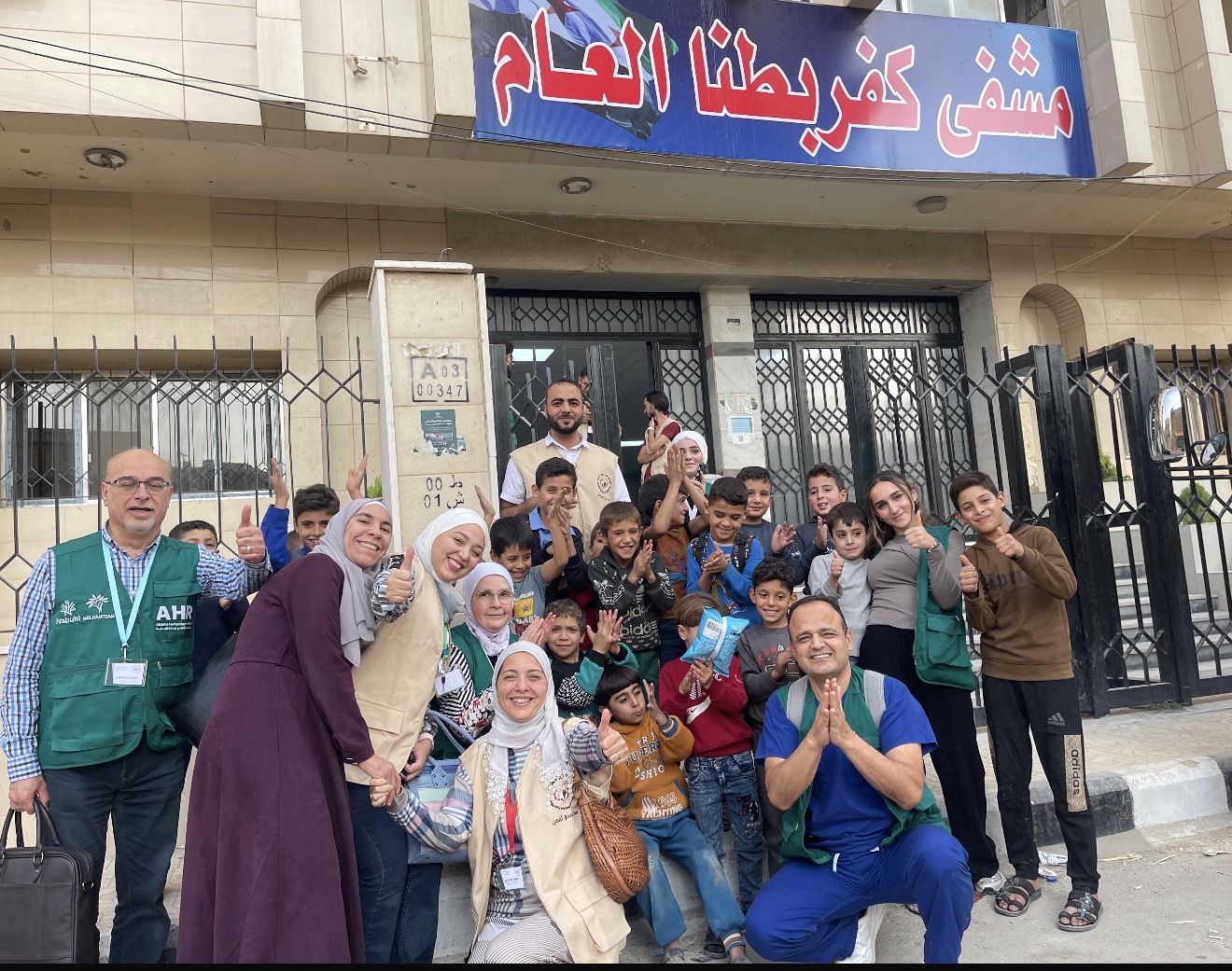 فريق المتطوعين مع الأطفال